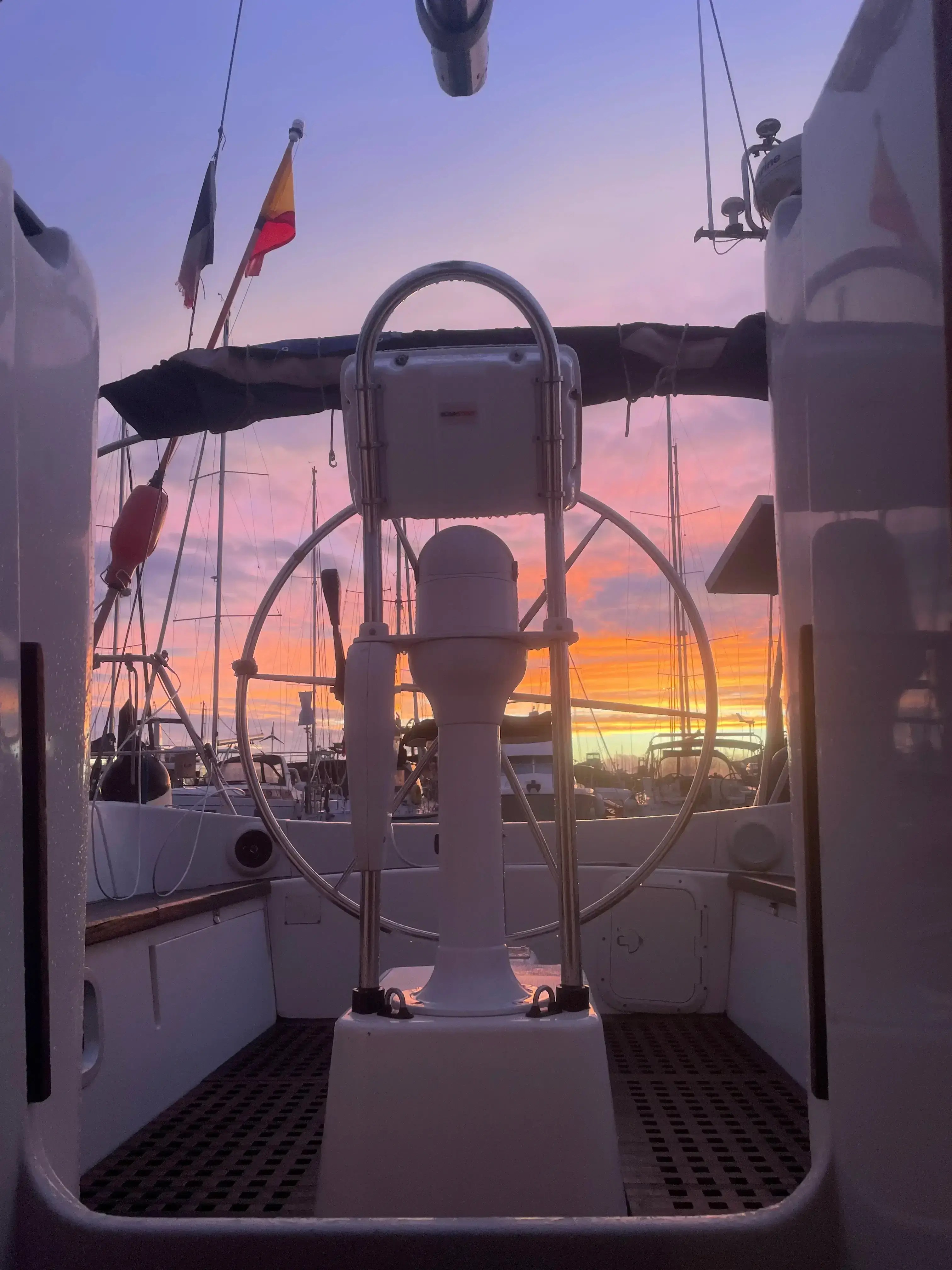 Voilier au port de La Rochelle pris en charge par un service de conciergerie nautique