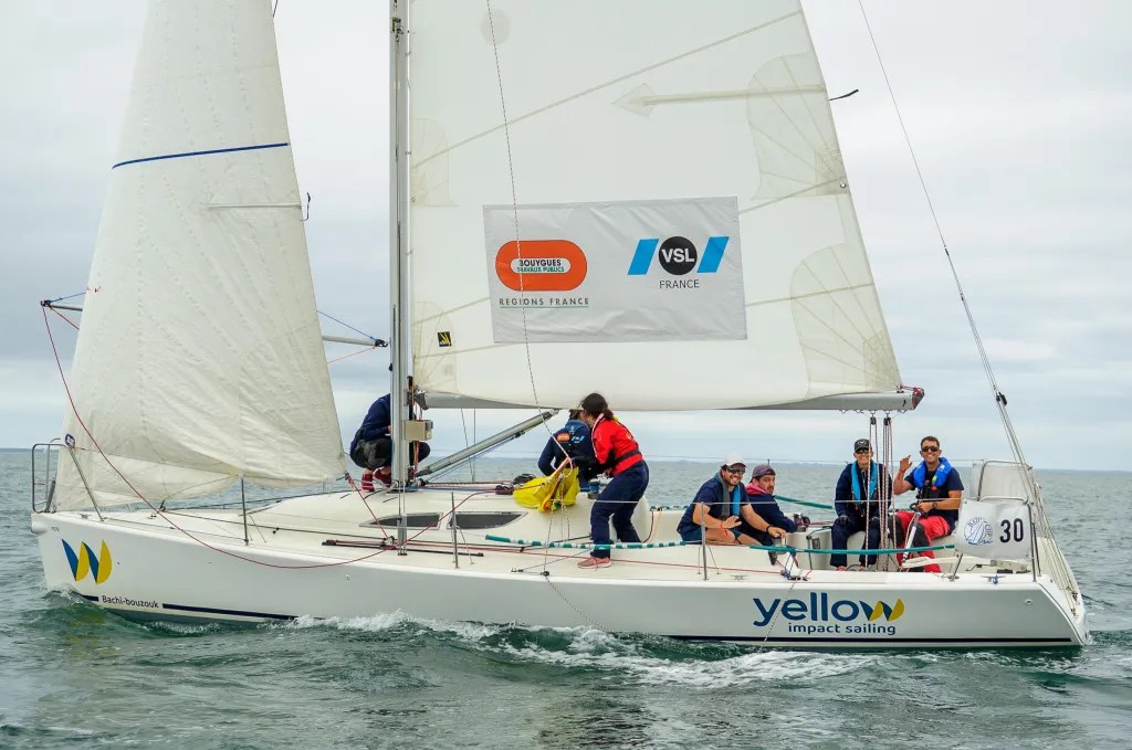 Groupe d’élèves participant à un cours de voile à La Rochelle en séance afterwork