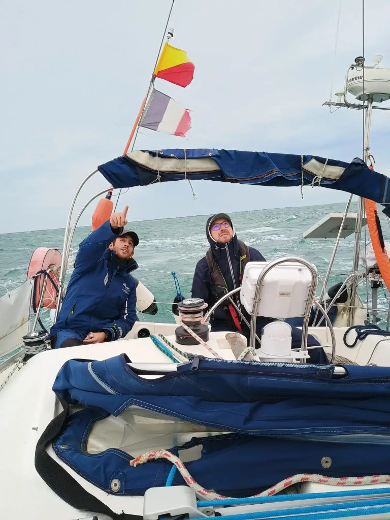 Moniteur de l’école de voile à La Rochelle pendant une session de formation